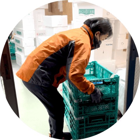 商品を運ぶスタッフ