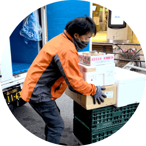 商品を運ぶスタッフ