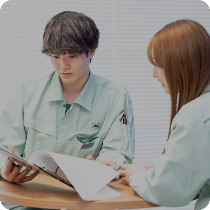 質問をしている男性
