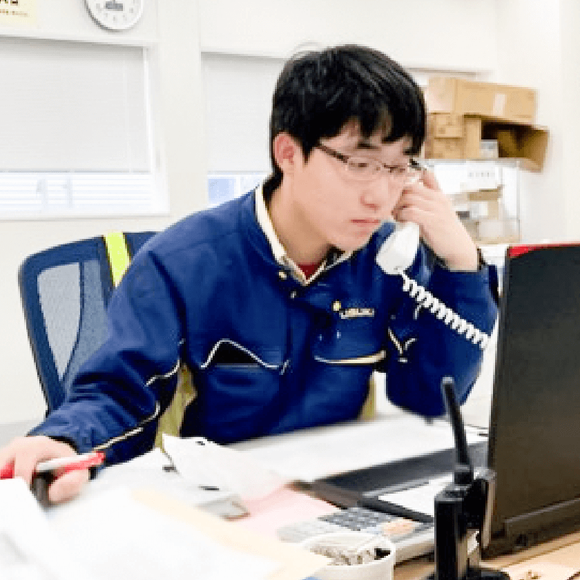 電話をかける男性従業員