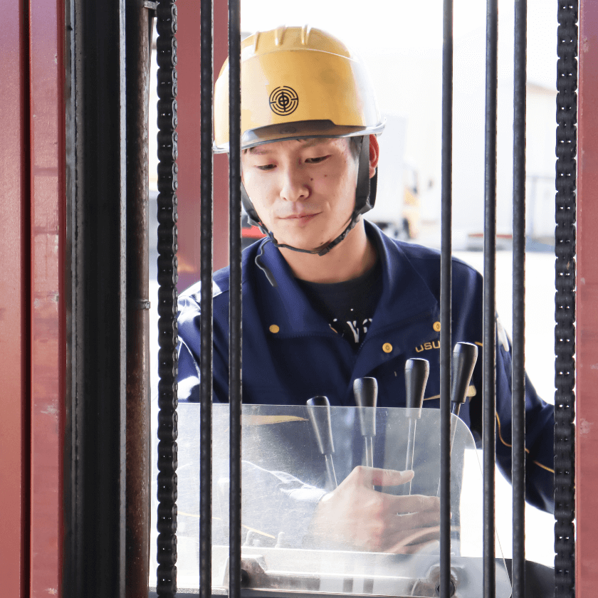 仕事をする男性従業員