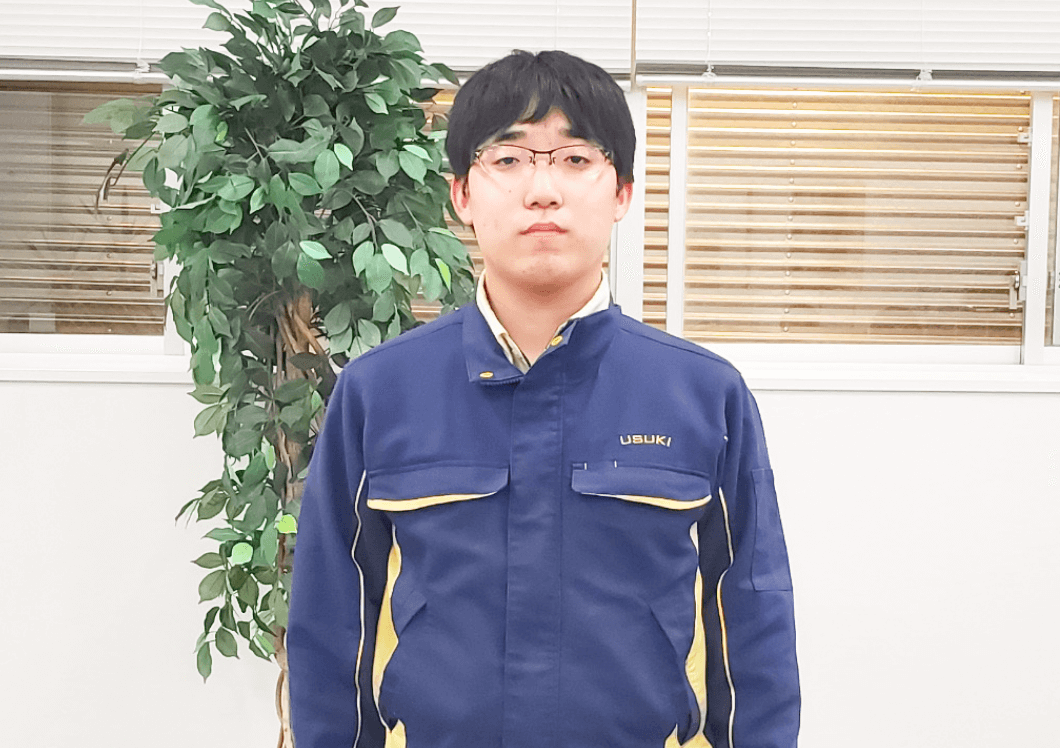 真面目で眼鏡をかける従業員