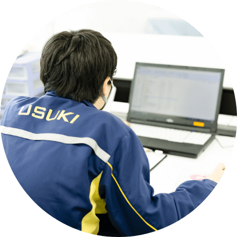 パソコンを使ているキーボードをタイプする