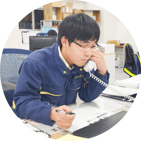 電話をかける男性従業員