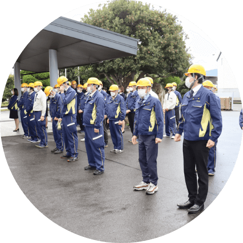 朝礼をする従業員たち