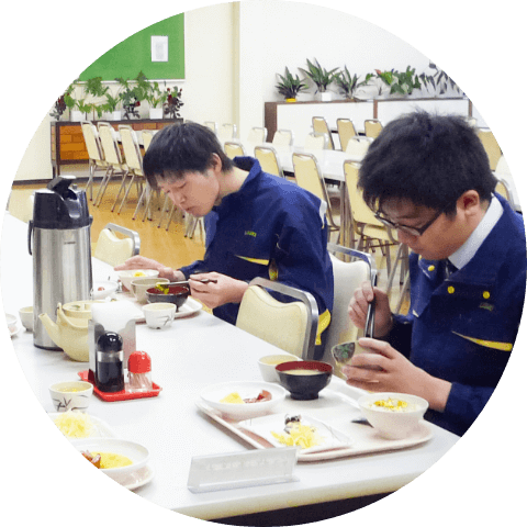 休憩所でご飯を食べる従業員