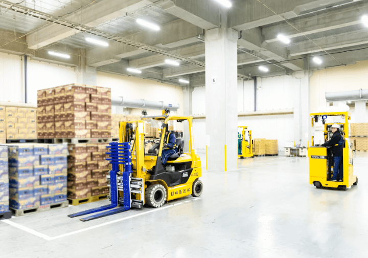 荷物を運ぶ作業員