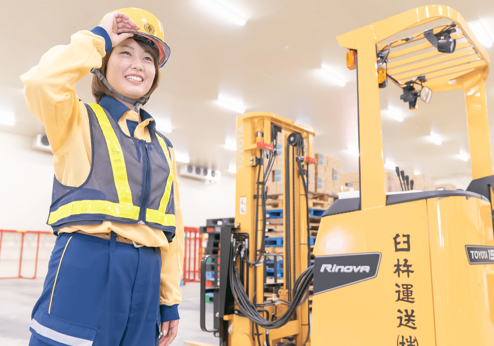 笑顔の女性従業員