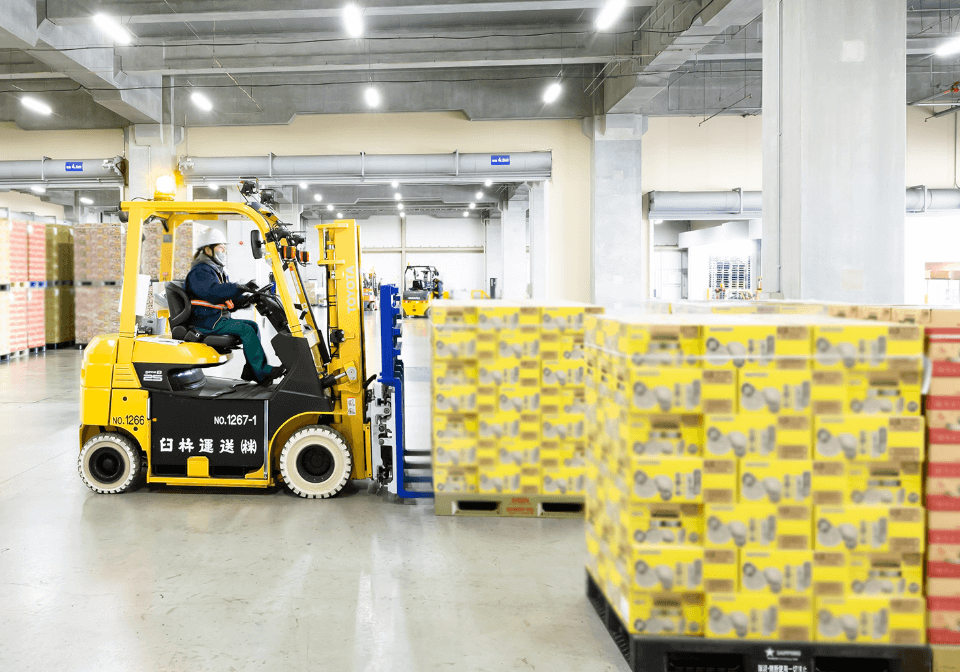 荷物を運ぶ作業員