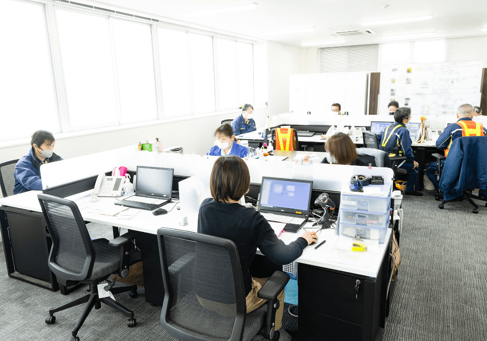 オフィスで働いている従業員