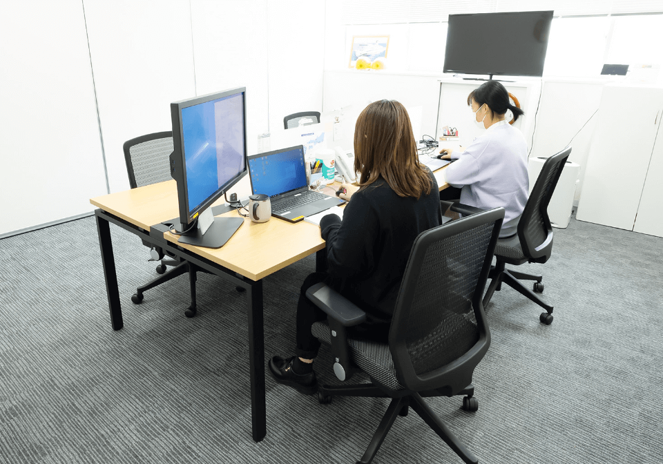 オフィスで仕事をする作業員