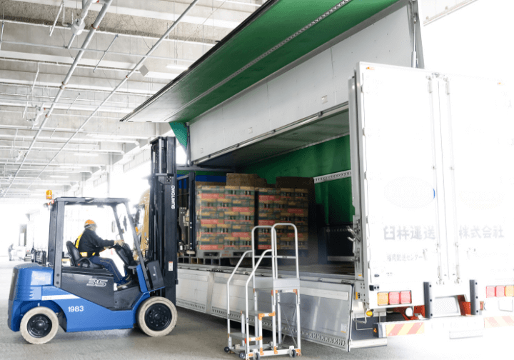 運転する男性従業員