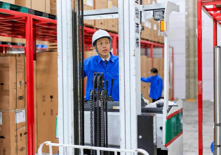 作業を行う男性従業員