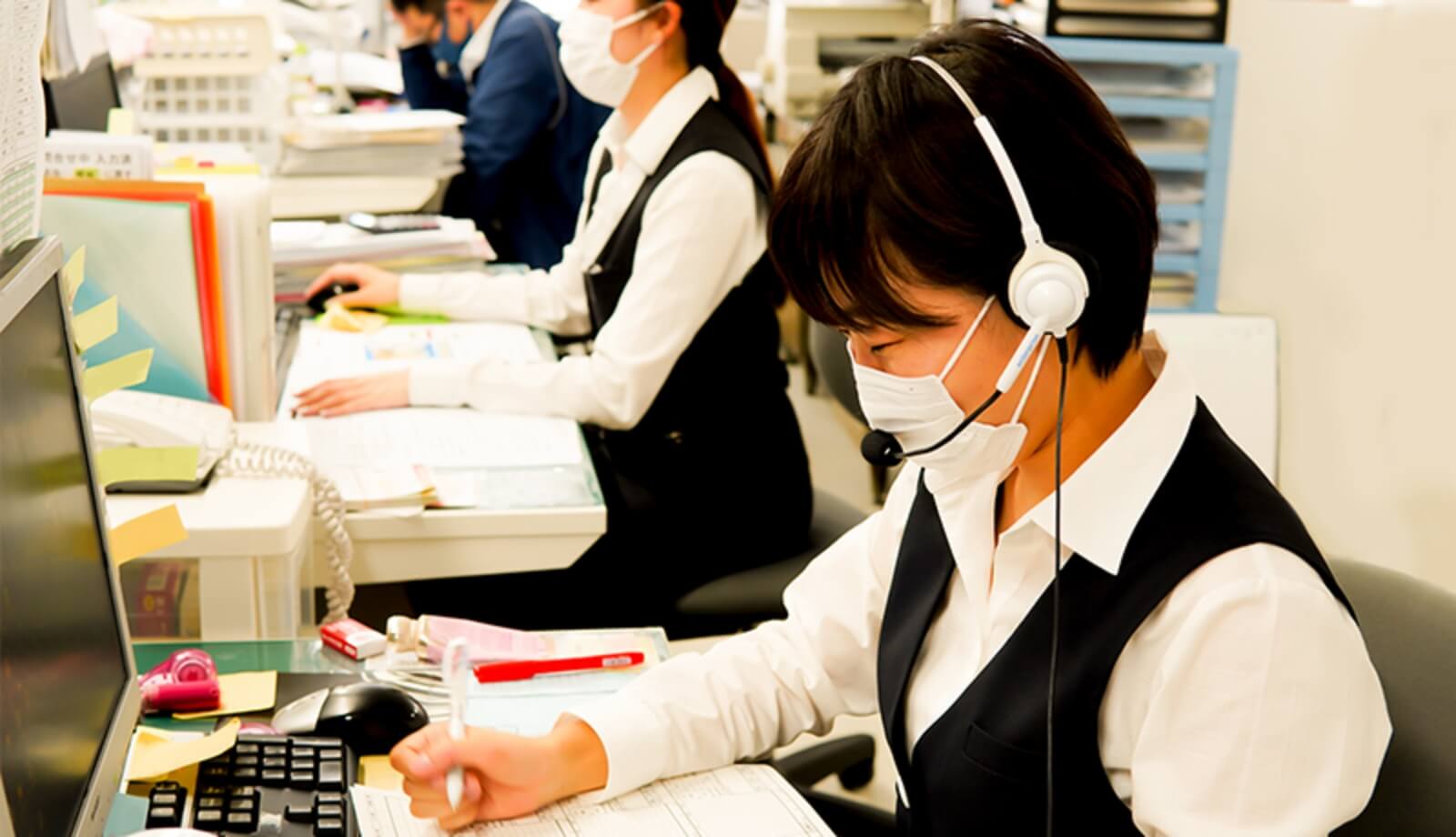 コールセンターで働く従業員